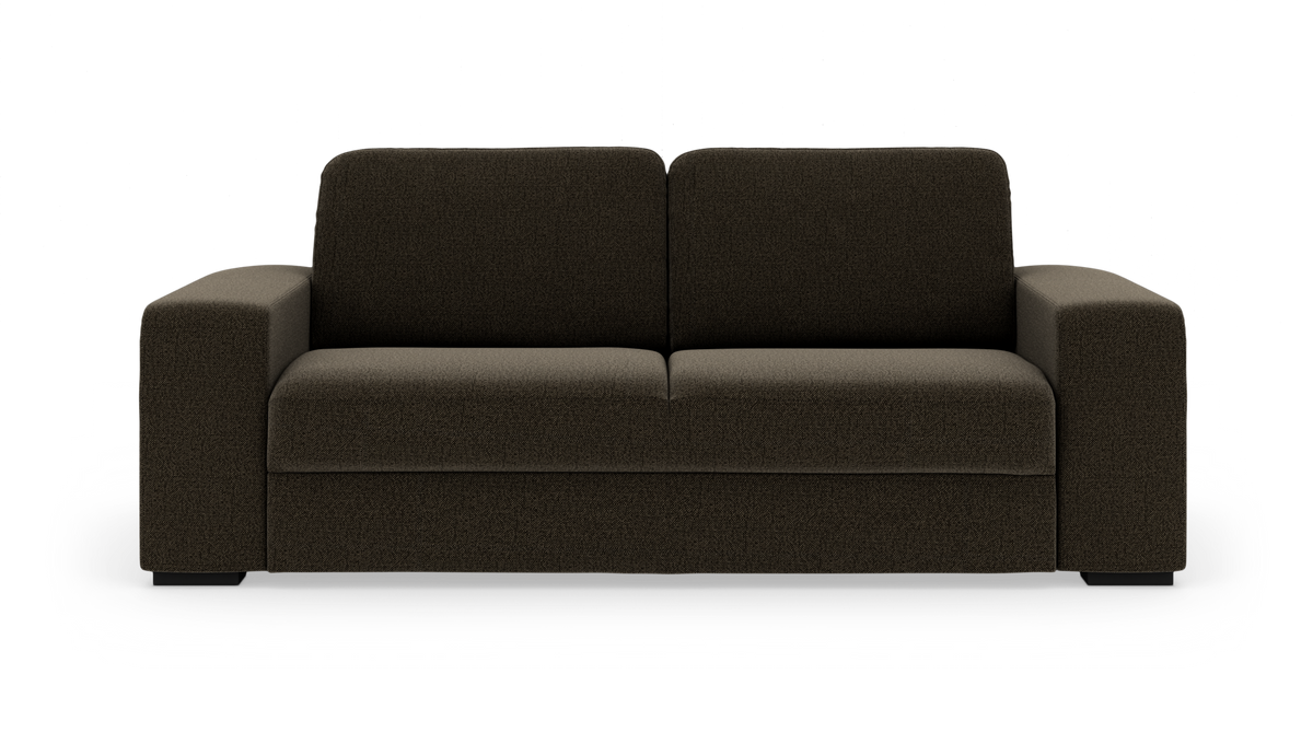 Mørkebrun 3-personers sofa med kraftige armlæn og rene linjer, frontvisning mod hvid baggrund.