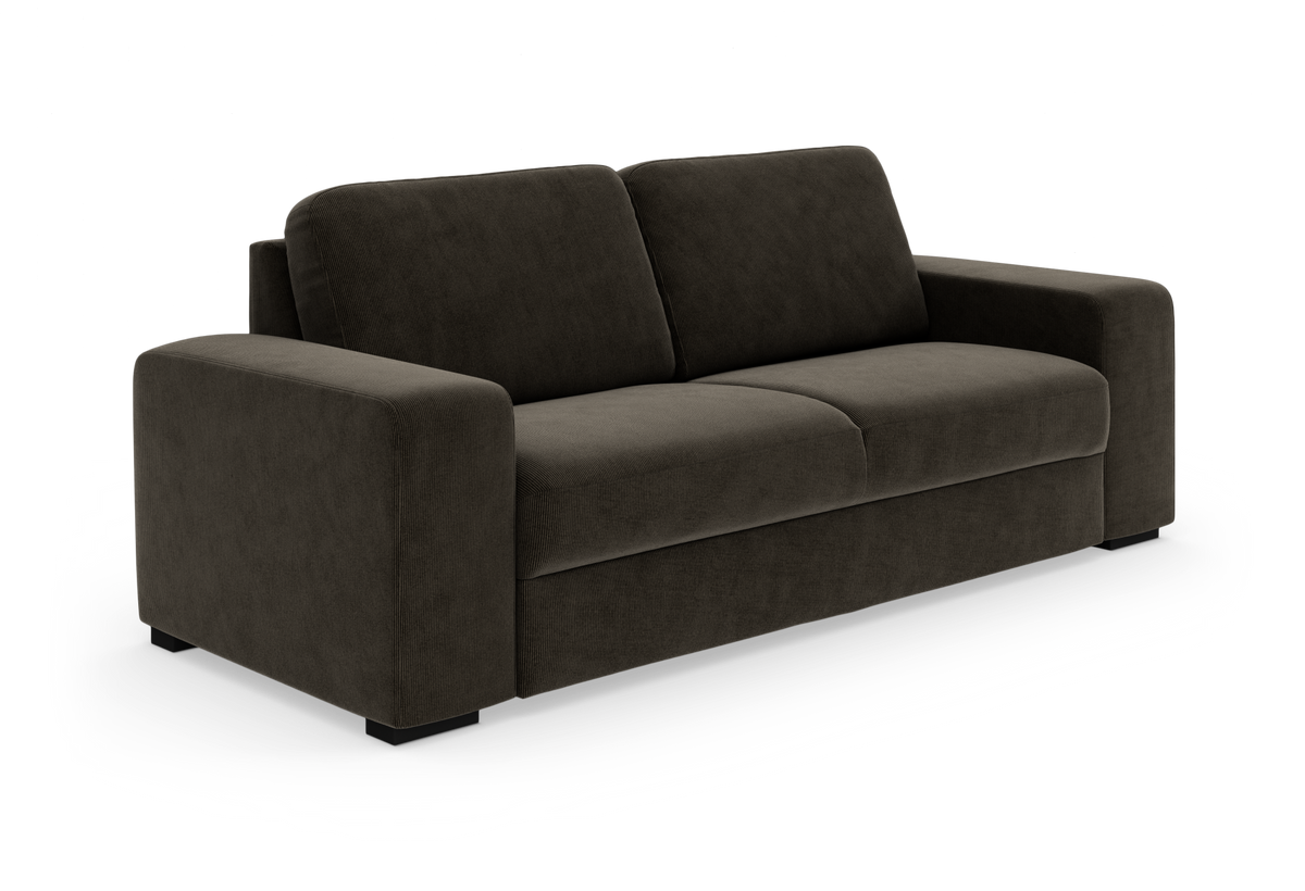 Mørkebrun sofa med brede armlæn på hvid baggrund.