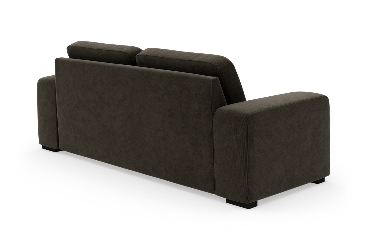 Mørkebrun moderne sofa set skråt bagfra i studio.