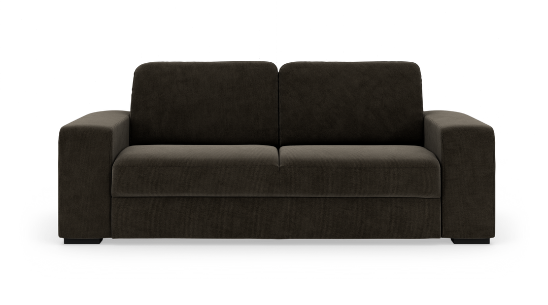 Mørkebrun 3-personers sofa i cordfløjl med brede armlæn, frilagt på hvid baggrund.