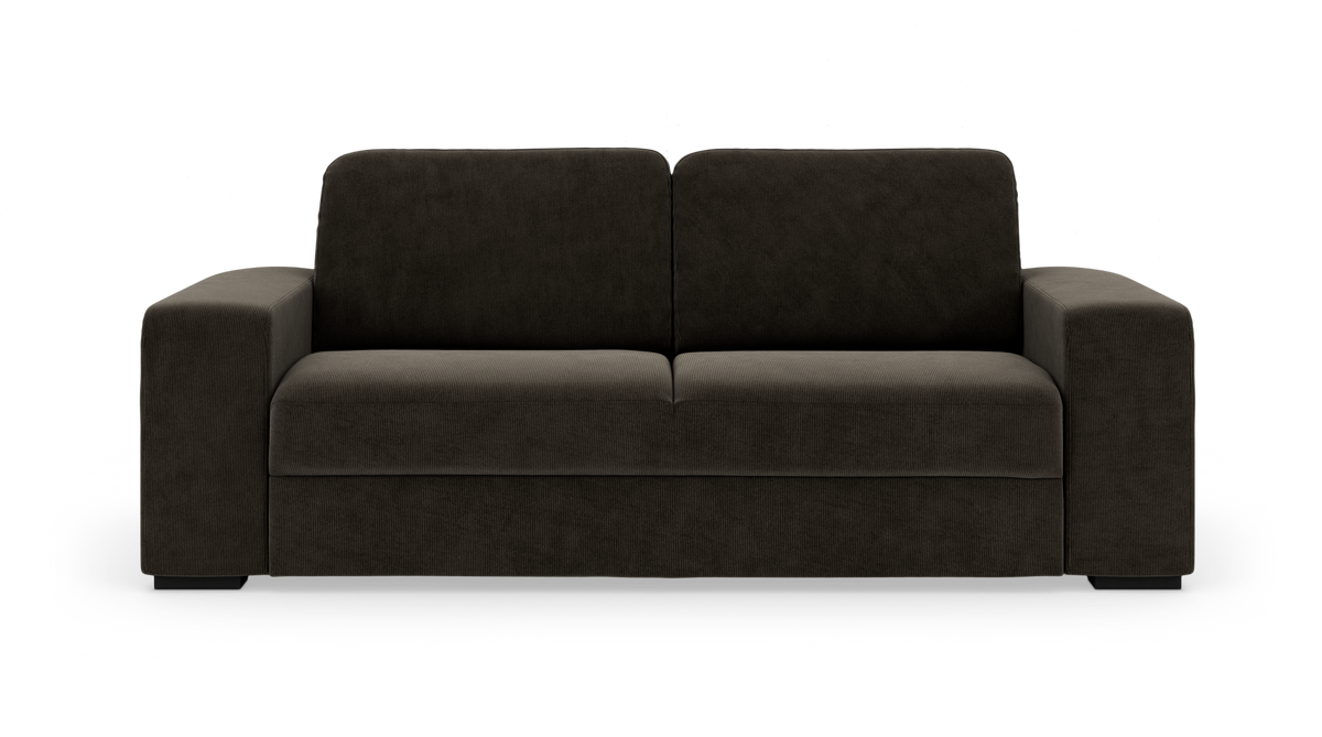 Mørkebrun 3-personers sofa i cordfløjl med brede armlæn, frilagt på hvid baggrund.