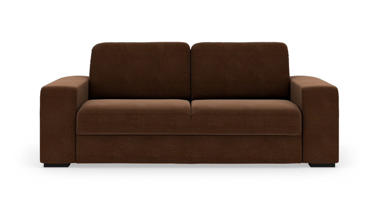 Brun stofsofa med brede armlæn i frontvisning på hvid baggrund.