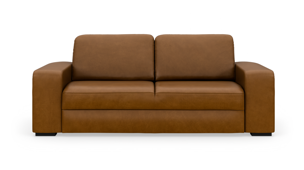 Brun lædersofa med brede armlæn, set forfra på hvid baggrund.