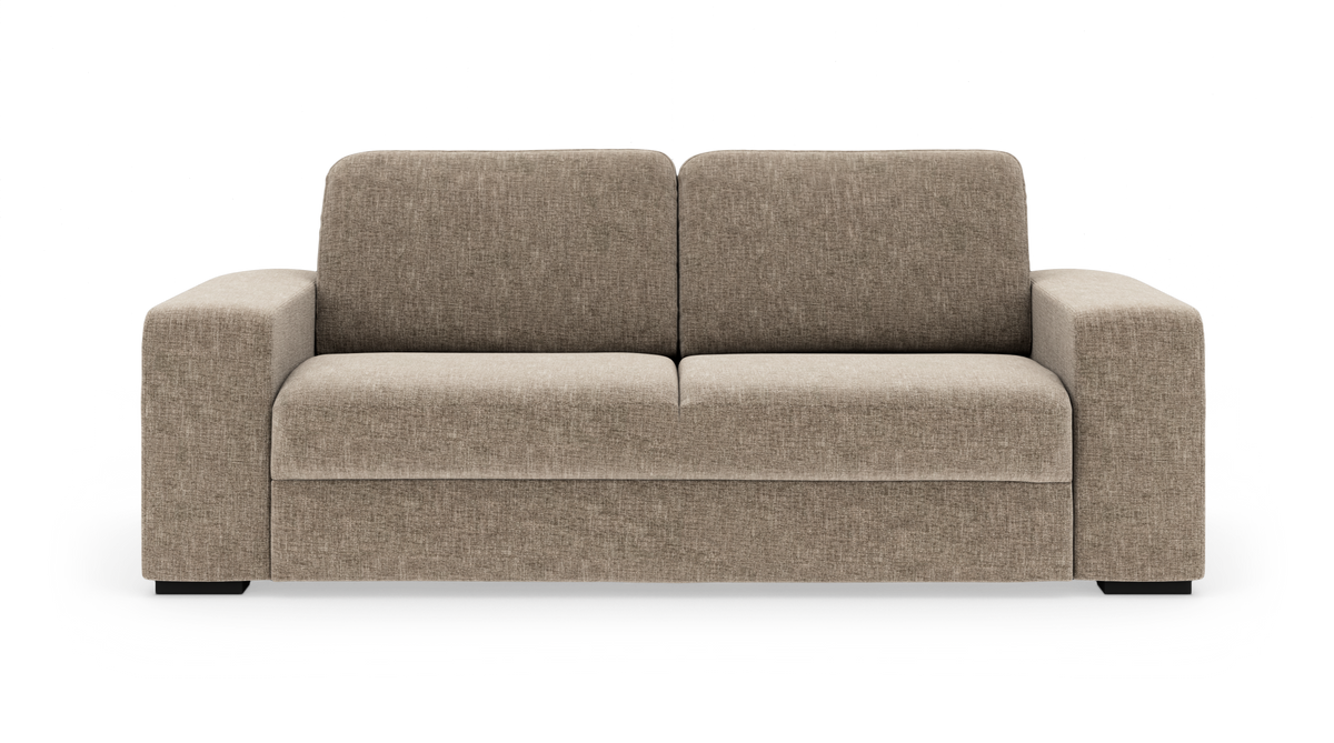 Beige sofa med brede, lige armlæn, set forfra på hvid baggrund.