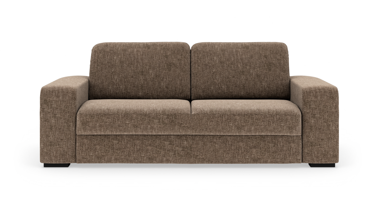 Brun stofsofa med firkantede armlæn set forfra på hvid baggrund.
