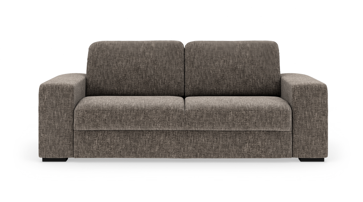Brungrå stofsofa med brede, lige armlæn og to ryghynder, set forfra mod hvid baggrund.