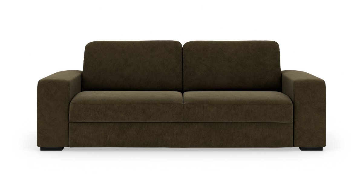 Mørkebrun stofsofa med brede armlæn, set forfra på hvid baggrund.