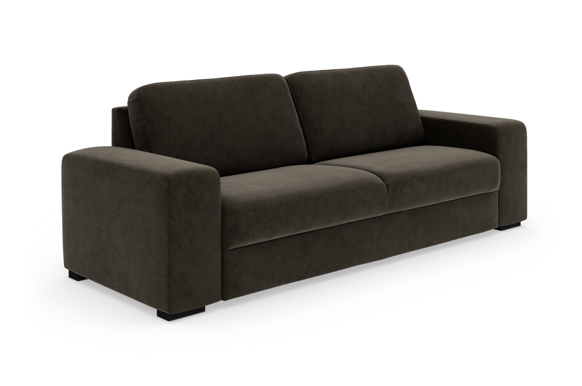 Mørkebrun tresæders sofa med brede, firkantede armlæn og lave ben i et moderne, minimalistisk design.