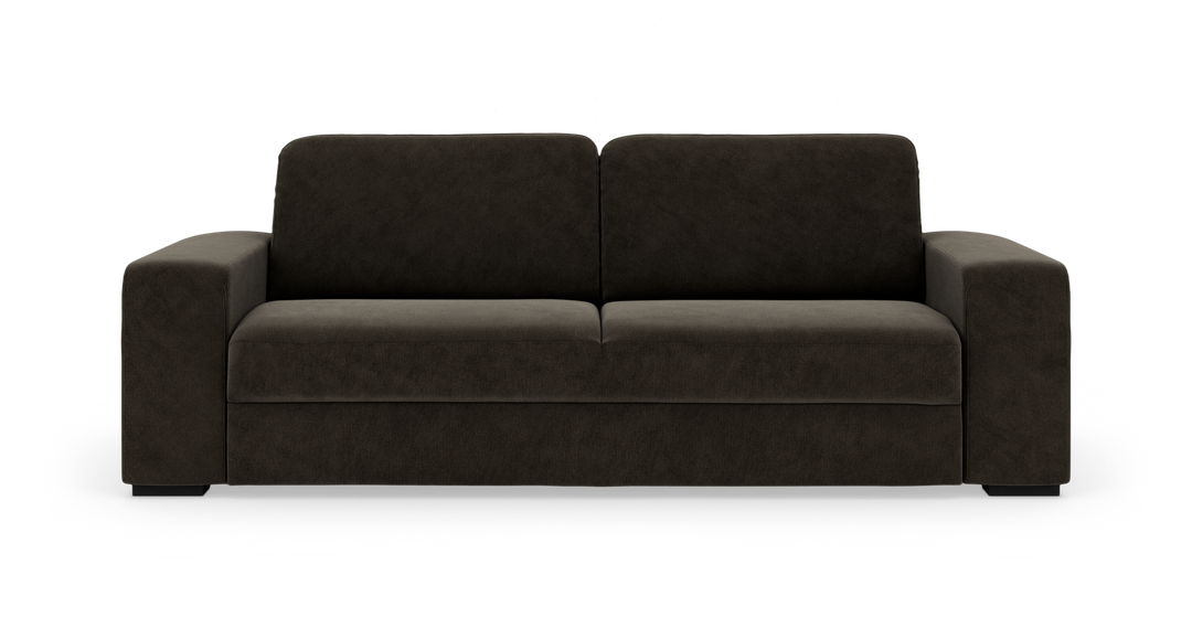 Mørkebrun 3-personers sofa i bred fløjl/cord med brede, firkantede armlæn, set forfra på hvid frilægning.