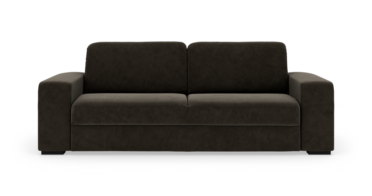 Mørkebrun 3-personers sofa i bred fløjl/cord med brede, firkantede armlæn, set forfra på hvid frilægning.