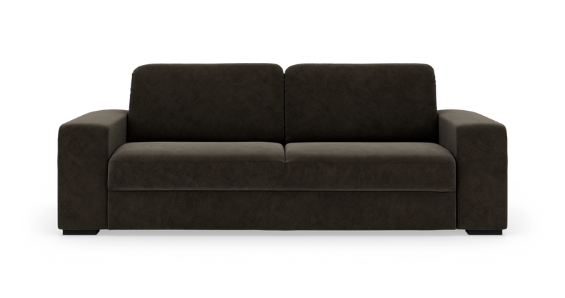 Mørkebrun 3-personers sofa i bred fløjl/cord med brede, firkantede armlæn, set forfra på hvid frilægning._ps