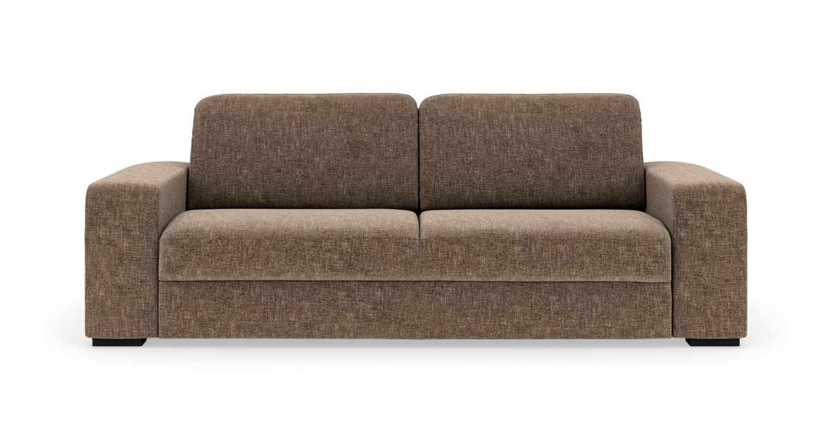 Brun stofsofa med brede armlæn, frilagt på hvid baggrund.