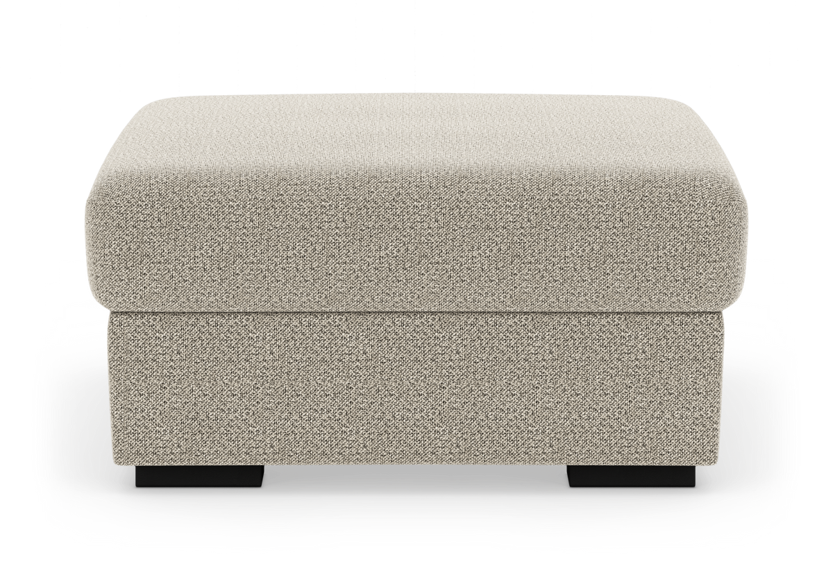 Beige rektangulær puf i tekstil med sorte ben, frilagt på hvid baggrund.