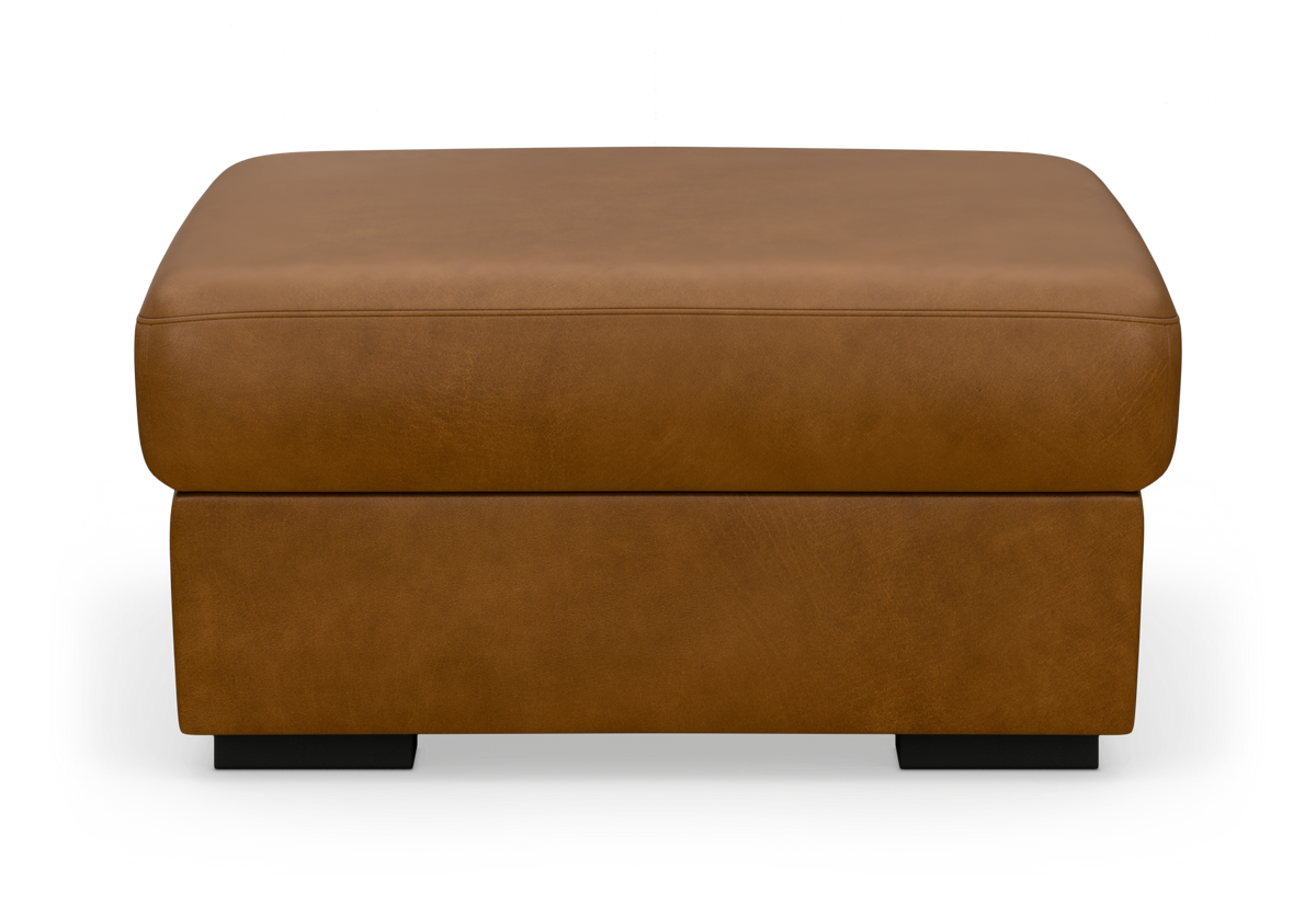 Brun læderpuf/ottoman set forfra på hvid studiebaggrund.
