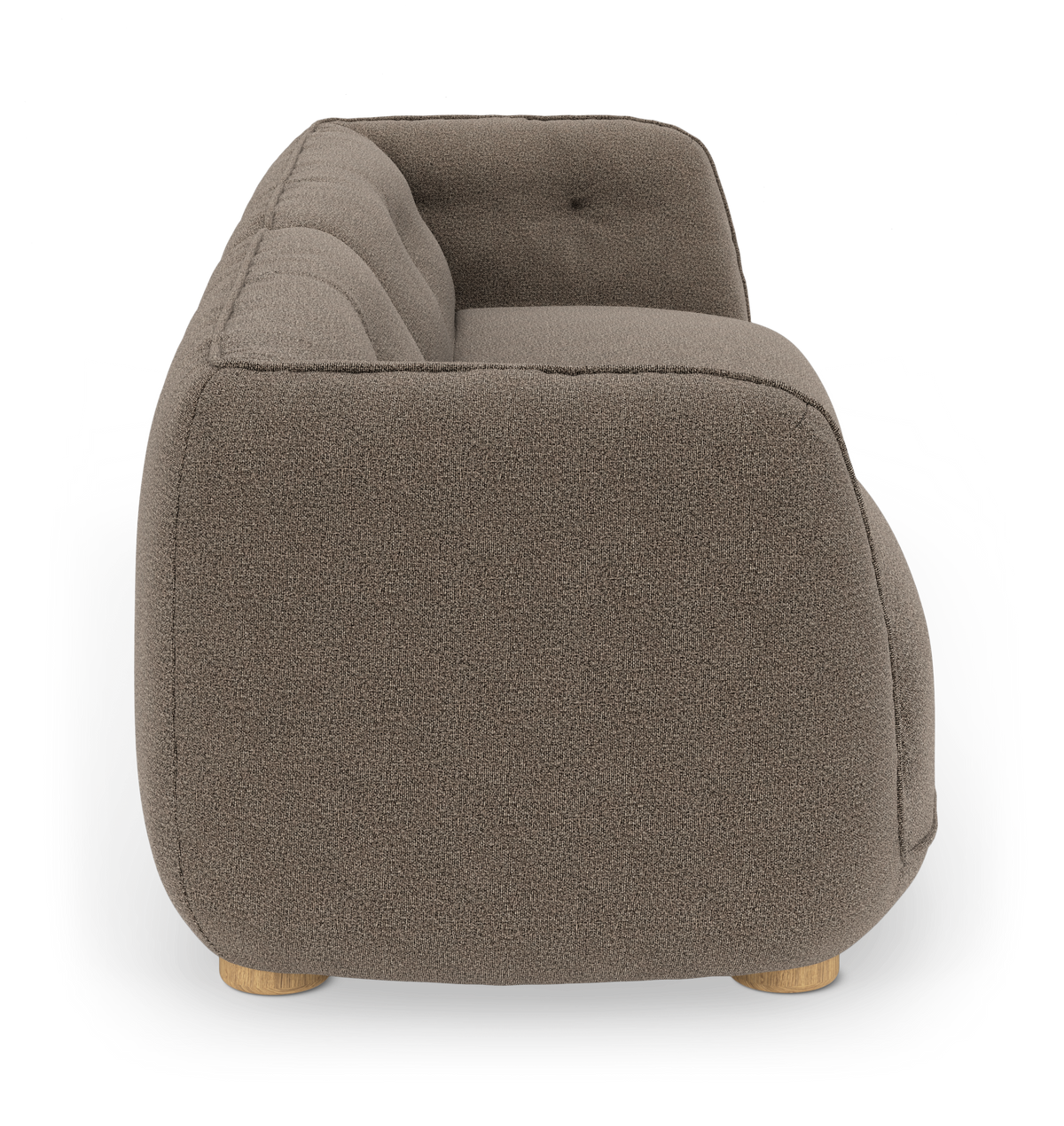 Brun/beige blød sofa i bouclé-look set fra siden med runde former og lave træben, frilagt på hvid baggrund.