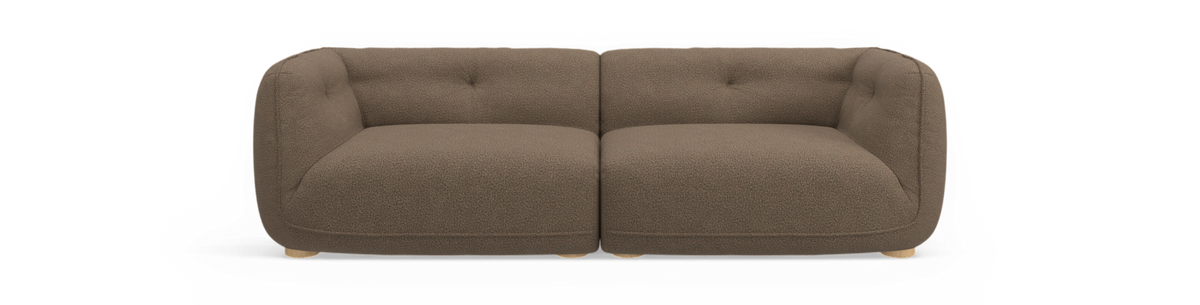 Brun to-sæders modulsofa i boucléstof, set forfra mod sort baggrund.