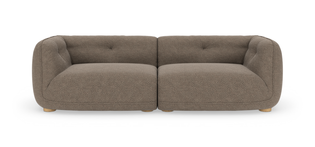 Frontvisning af en to-sæders modulsofa i taupe bouclé med afrundede armlæn og lave træfødder, frilagt mod hvid studiobaggrund.