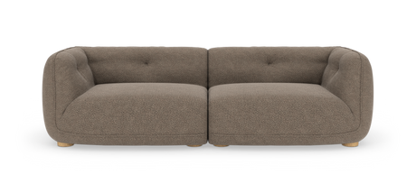 Frontvisning af en to-sæders modulsofa i taupe bouclé med afrundede armlæn og lave træfødder, frilagt mod hvid studiobaggrund.