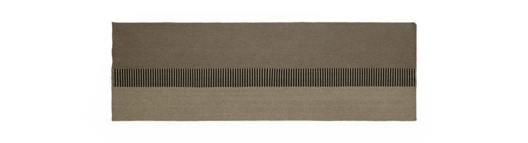 Rektangulært tæppe i taupe og beige med vandret felt med smalle mørke lodrette striber i midten.