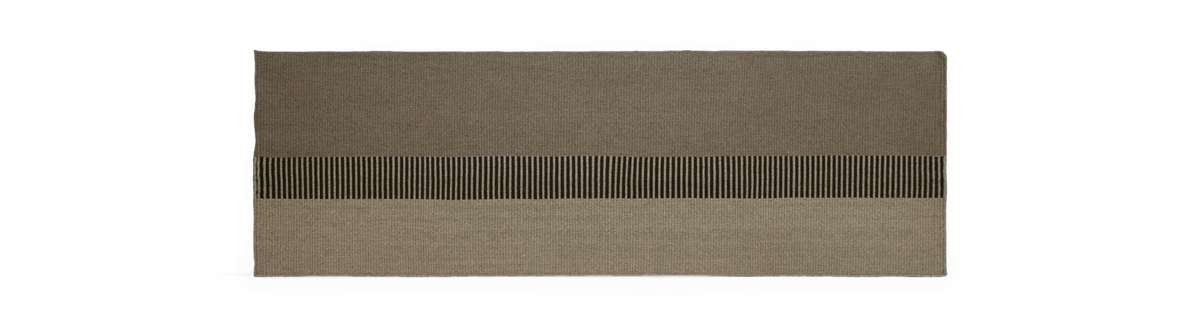 Rektangulært tæppe i taupe og beige med vandret felt med smalle mørke lodrette striber i midten.