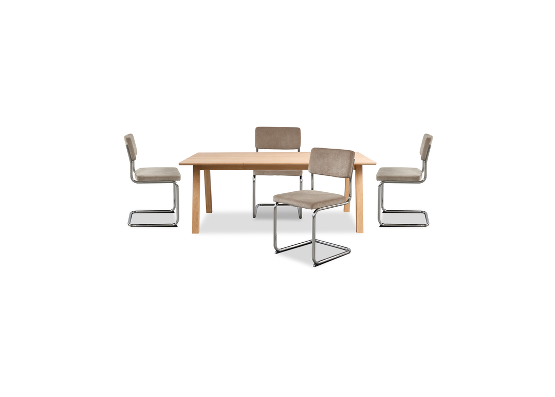Spisegruppe med rektangulært bord i lyst træ og fire beige polstrede stole med kromede slædeben.
