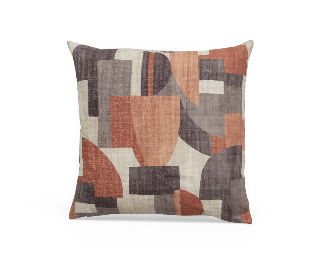 Pyntepude med abstrakt geometrisk mønster i terrakotta, beige og grå nuancer.