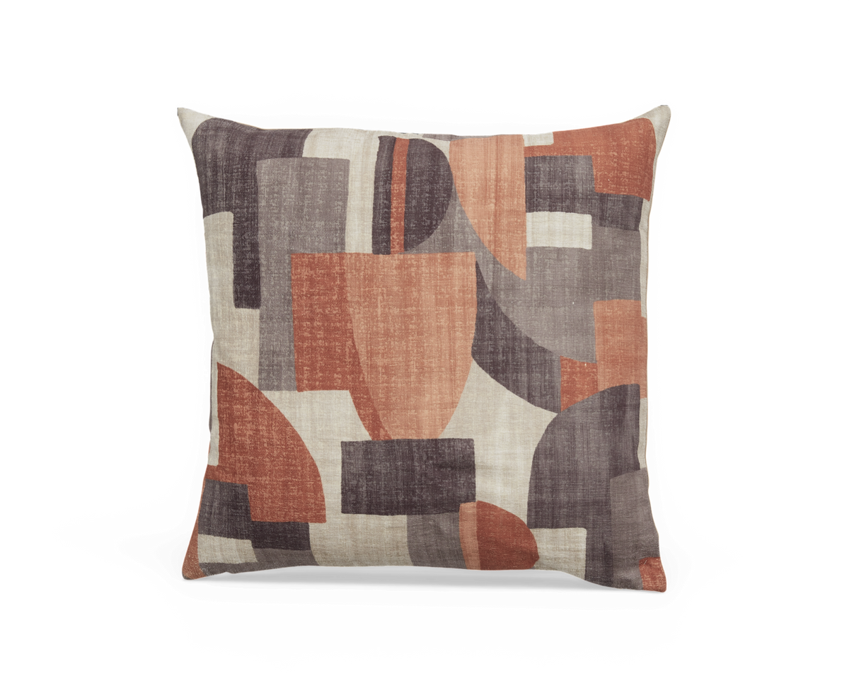 Pyntepude med abstrakt geometrisk mønster i terrakotta, beige og grå nuancer.