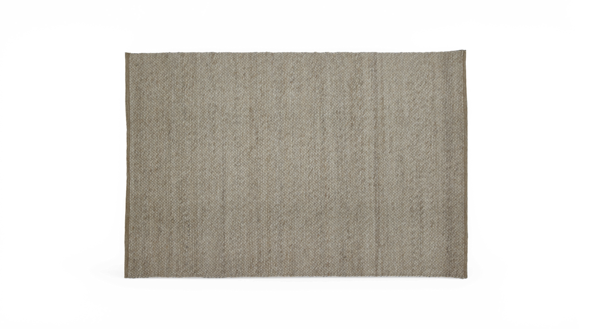 Beige vævet rektangulært tæppe i naturnuancer, frilagt på hvid baggrund.