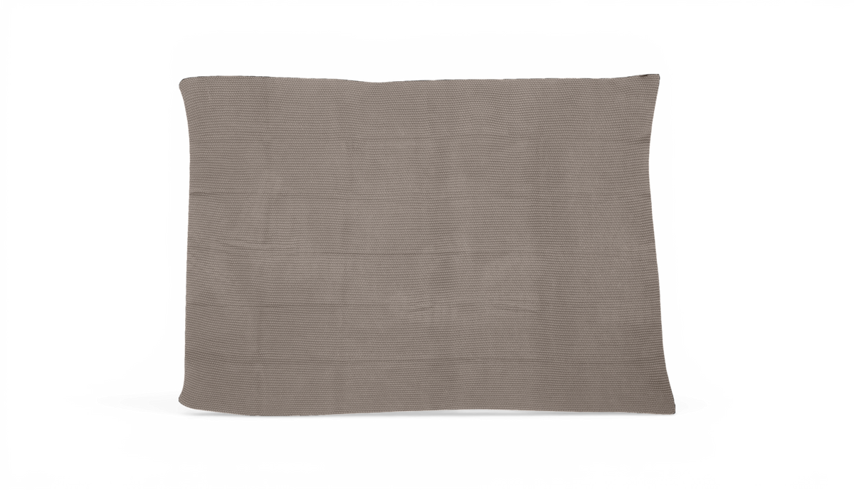 Strikket plaid i taupe/beige, rektangulær med diskret ribbet struktur, fritlagt.