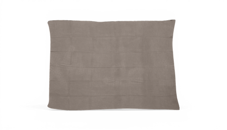 Strikket plaid i taupe/beige, rektangulær med diskret ribbet struktur, fritlagt.