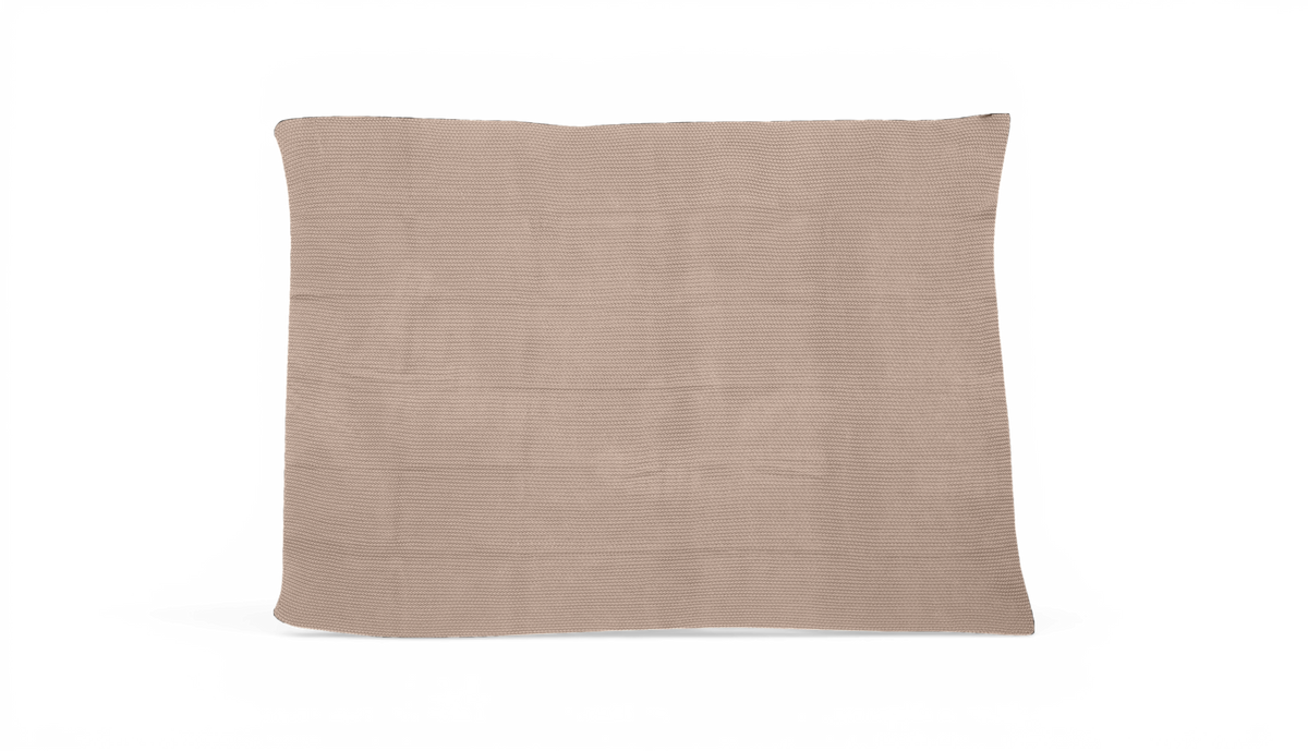 Beige strikket plaid med fin struktur på hvid baggrund.