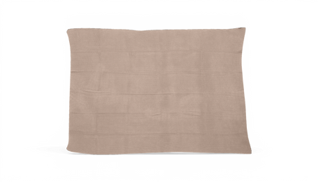 Beige strikket plaid med fin struktur på hvid baggrund.