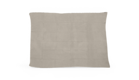 Beige strikket plaid på hvid baggrund.