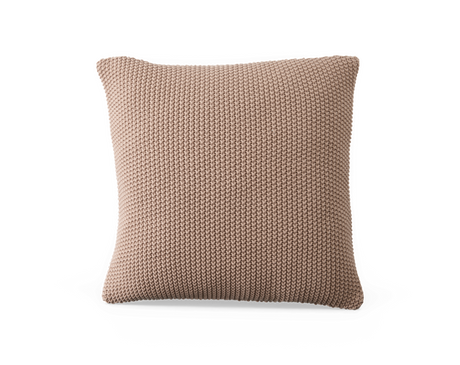 Beige strikket pyntepude med grov tekstur, frilagt på hvid baggrund.