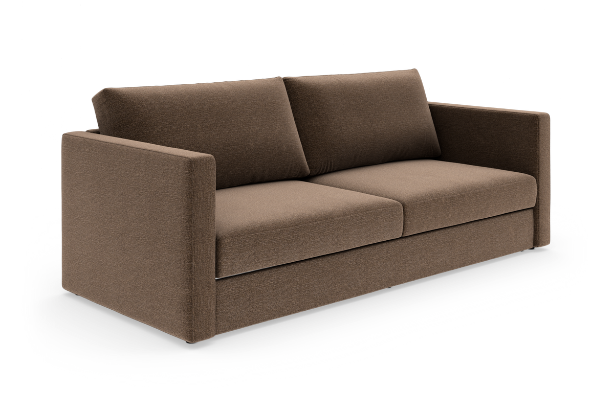 Brun, moderne 3-personers sofa i stof med lige armlæn, frilagt på hvid baggrund.