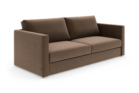 Brun, moderne 3-personers sofa i stof med lige armlæn, frilagt på hvid baggrund.