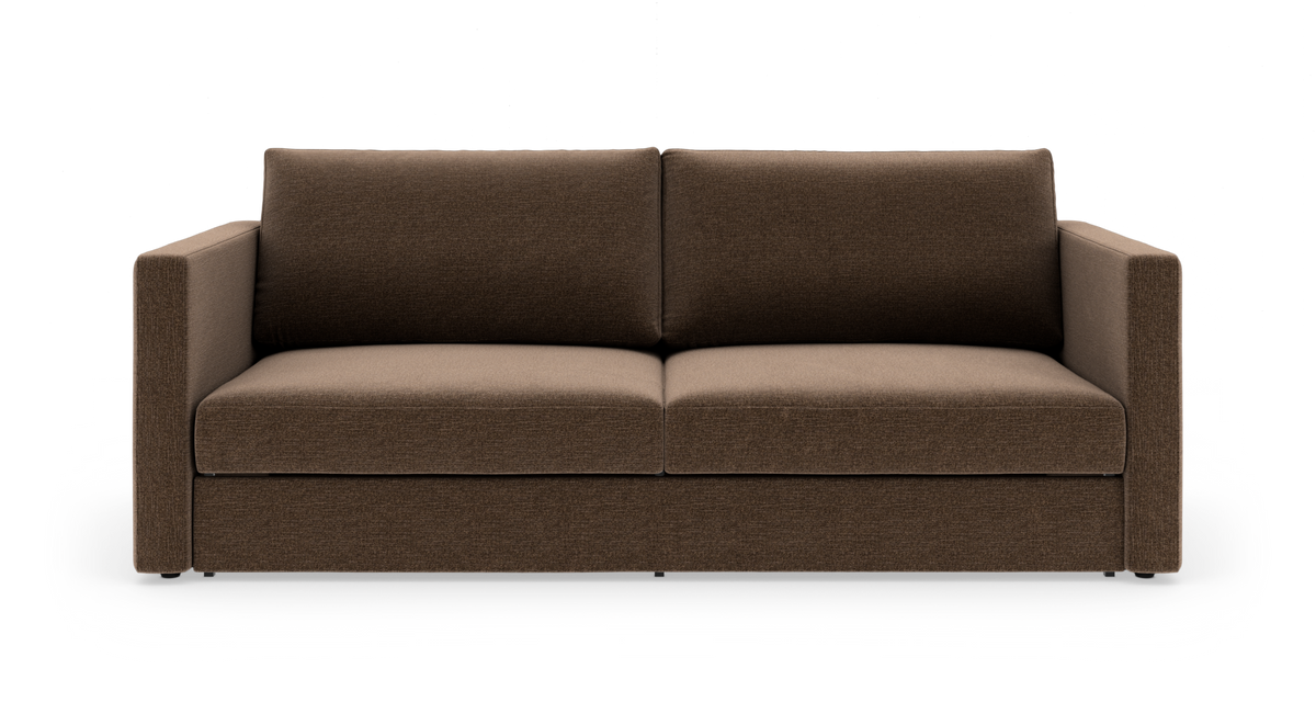 Brun stofsofa med firkantede armlæn, to-sæders, frontvisning på hvid baggrund.