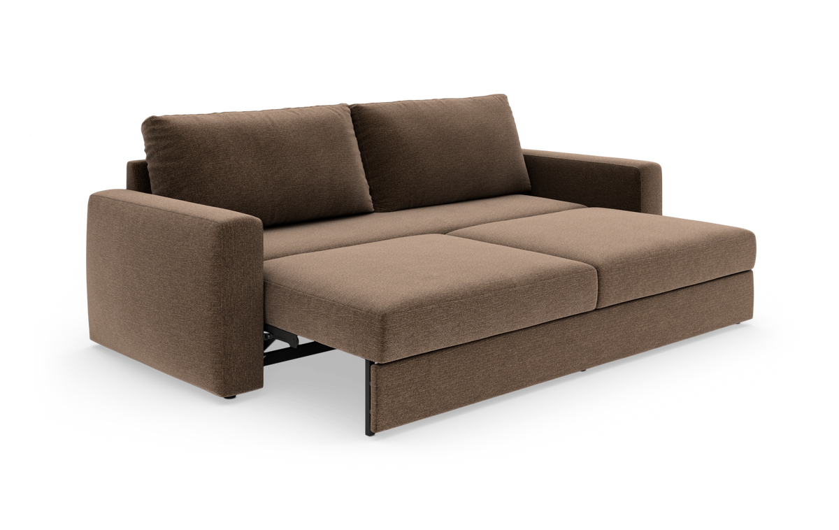Brun stofsovesofa med brede armlæn og udtrukket sovedel.