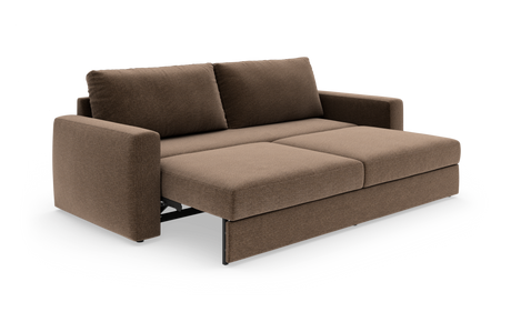 Brun stofsovesofa med brede armlæn og udtrukket sovedel.