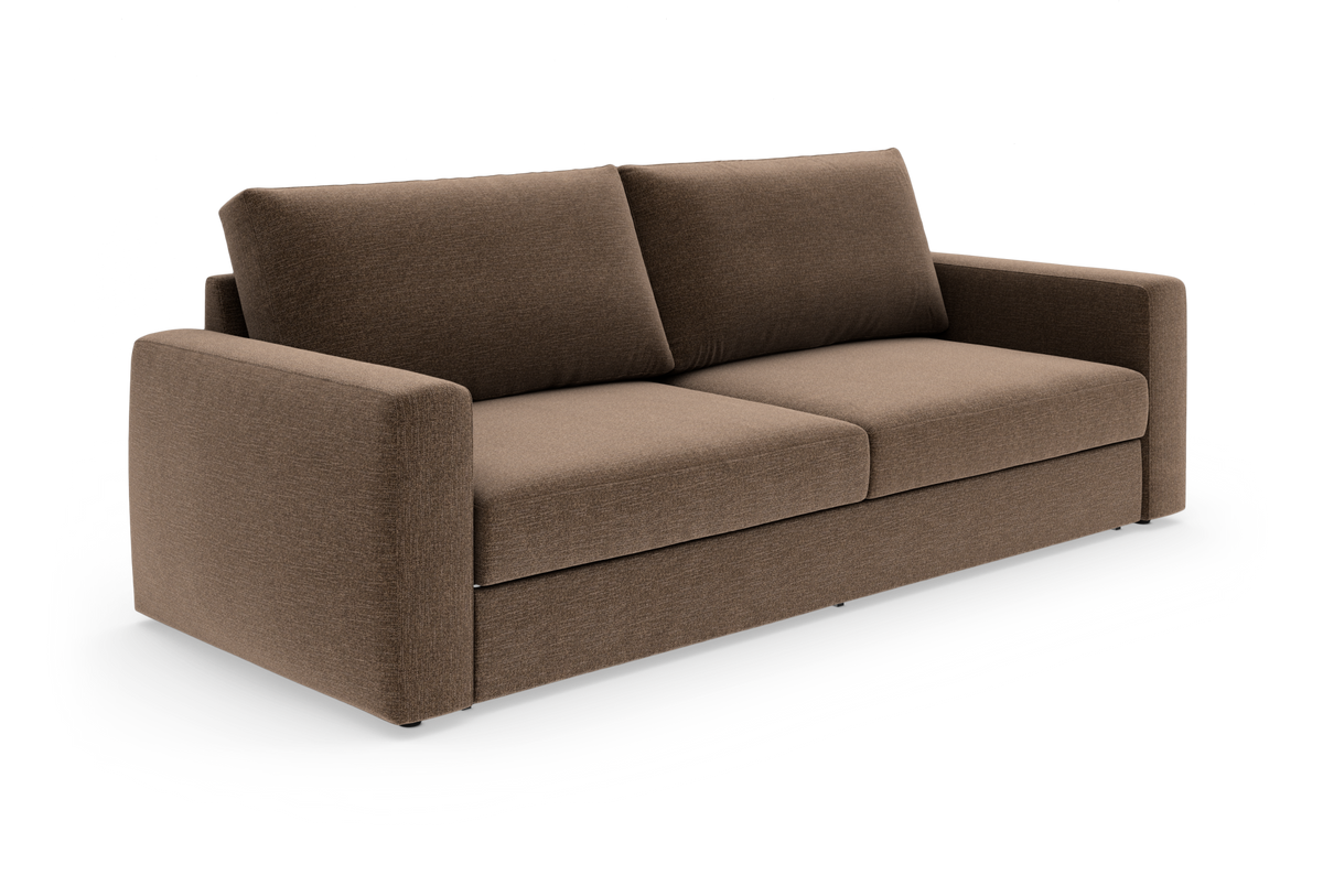 Brun stofsofa med brede armlæn og to ryghynder, frilagt på hvid baggrund.