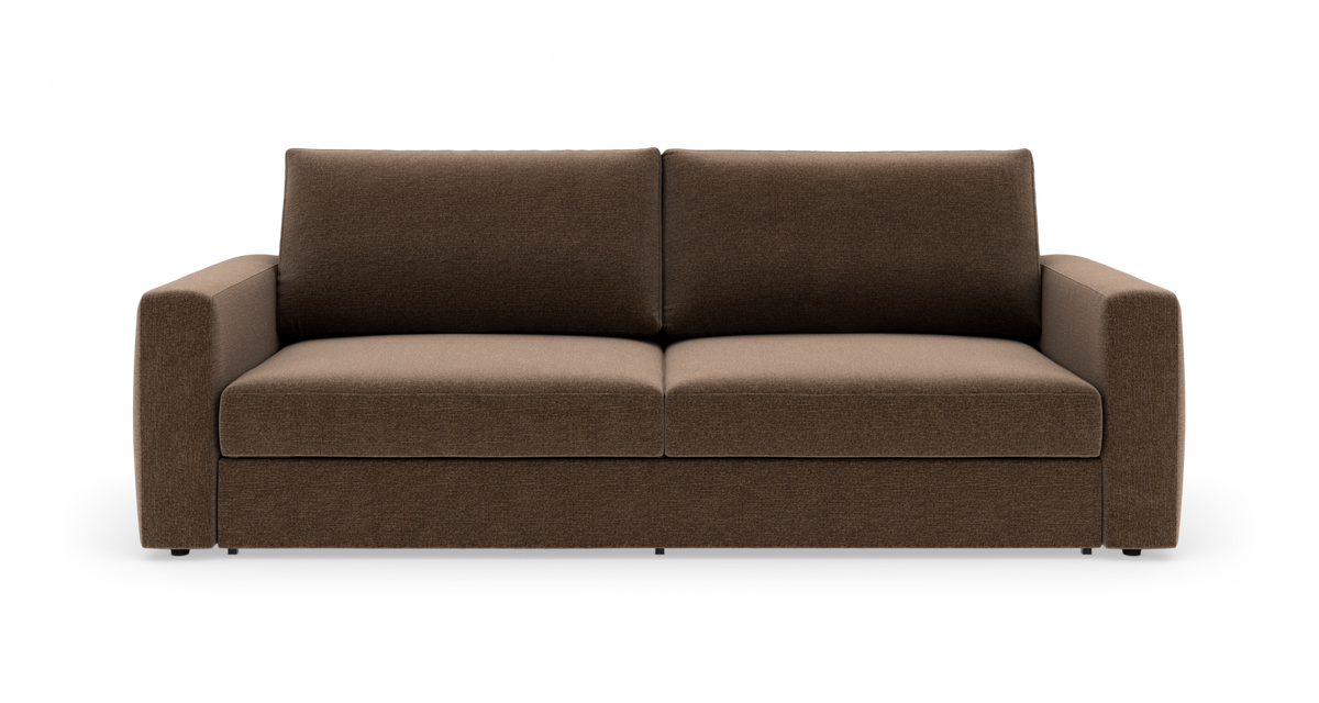 Brun 3-personers sofa med firkantede armlæn og stofbetræk, set forfra mod hvid baggrund.