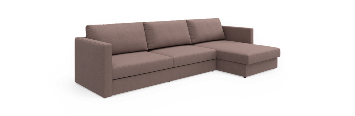 Hjørnesofa med chaiselong til højre i brunbeige tekstil, tre rygpuder og lige armlæn.