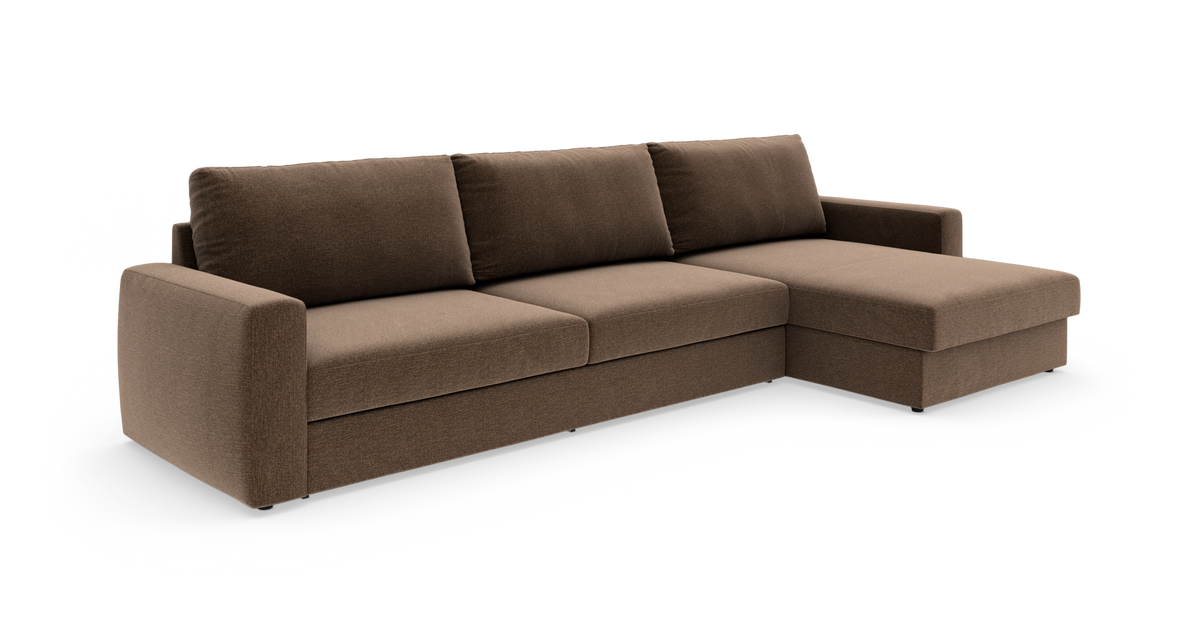 Brun hjørnesofa med chaiselong til højre på hvid baggrund.
