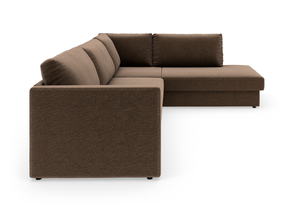 Brun L-formet modulsofa med chaiselong, set skråt forfra på hvid baggrund.