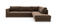 Brun L-formet modulsofa med chaiselong til højre på hvid baggrund.