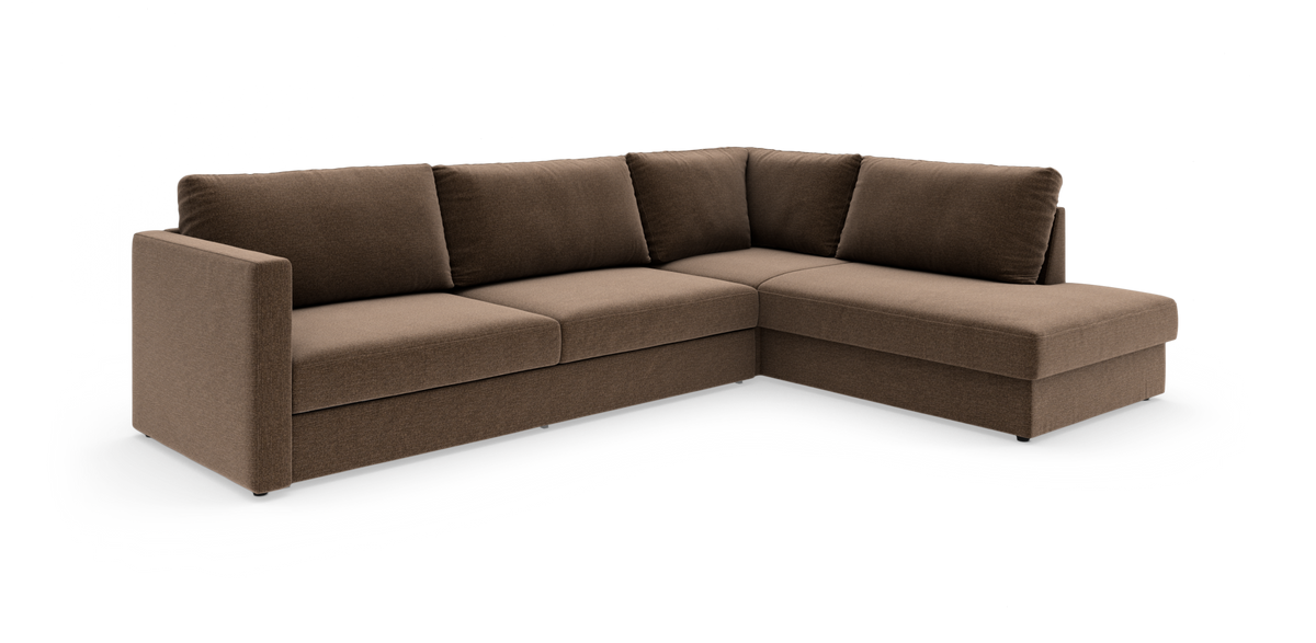 Brun L-formet hjørnesofa med chaiselong til højre, stofbetrukket og frilagt på hvid baggrund.