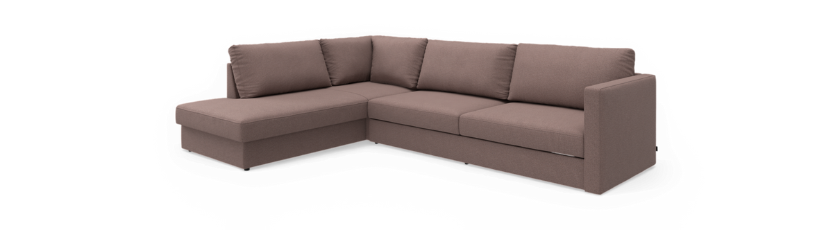 Brun L-formet hjørnesofa med venstre chaiselong på hvid baggrund.