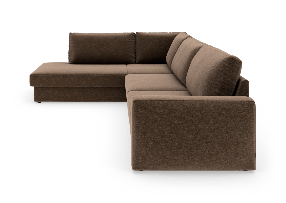 Brun L‑formet modulsofa med chaiselong, fotograferet i studie på hvid baggrund.