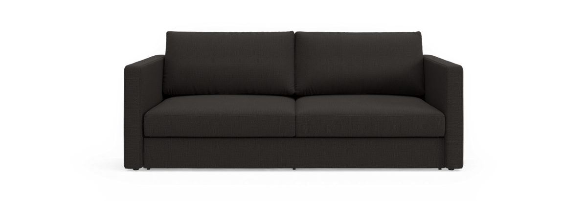 Sort 2-personers stofsofa med lige armlæn, set forfra på neutral mørk baggrund.