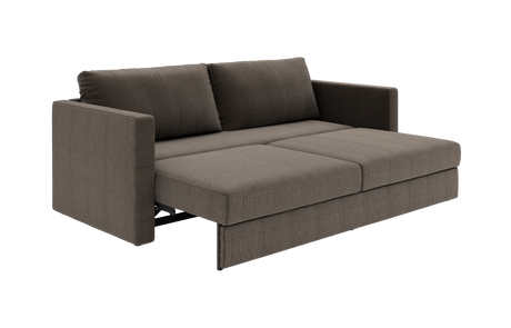 Brun sovesofa i stof med to ryghynder og udtrukket liggeflade, set i vinkel på hvid baggrund.